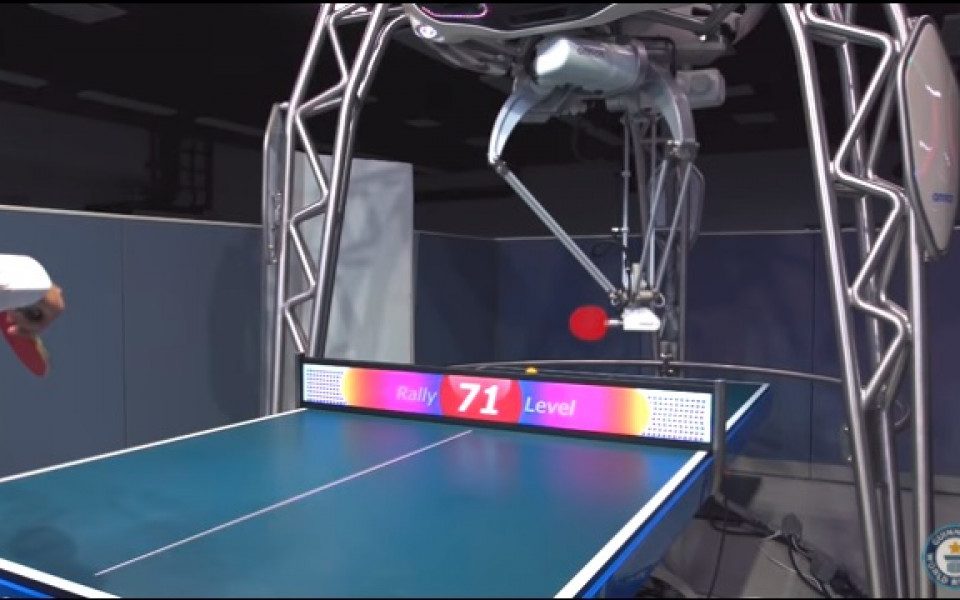 Поиграйте тенис на маса с робот