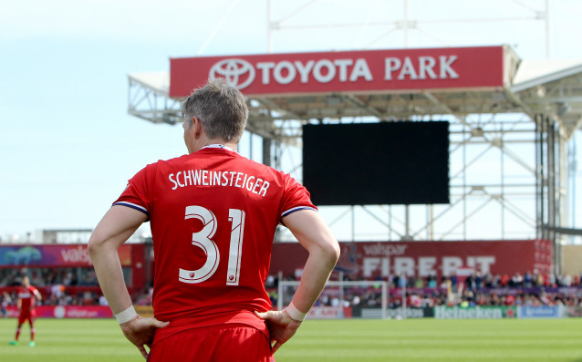 Бастиан Швайнщайгер не смята да приключва с кариерата си в