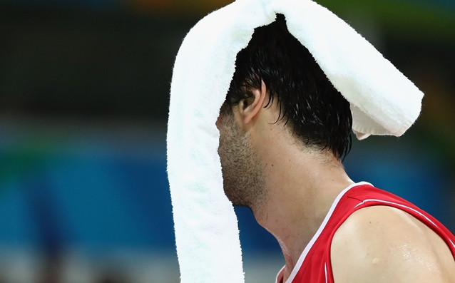 Сръбският баскетболист Милош Теодосич който контузи лявото си стъпало все