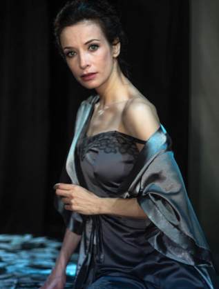 Яна Маринова като Виктория в спектакъла "Глас"