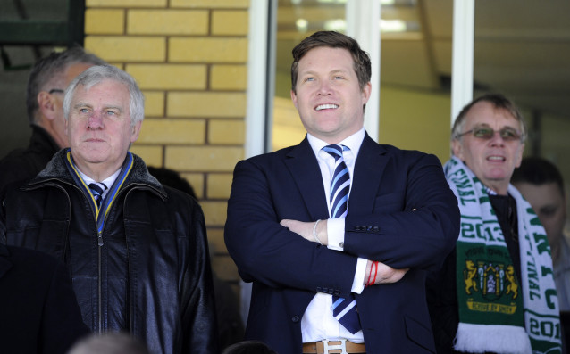 Поне 20 футболни звезди са гейове и се страхуват да