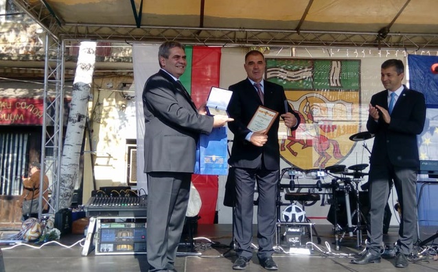 Футболният треньор Сашо Борисов получи званието Почетен гражданин на Радомир