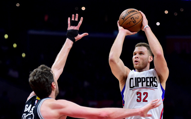 Точна стрелба от тройката на Блейк Грифин със сирената за