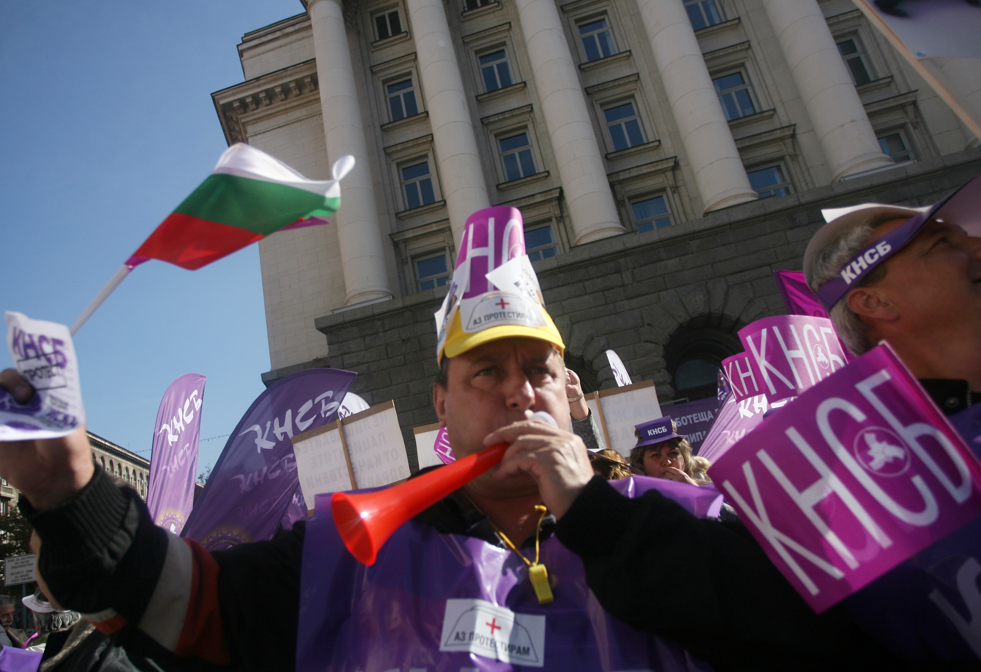 Хиляди синдикалисти излязоха на протест в София с искане за по-високи доходи и по-справедливи данъци