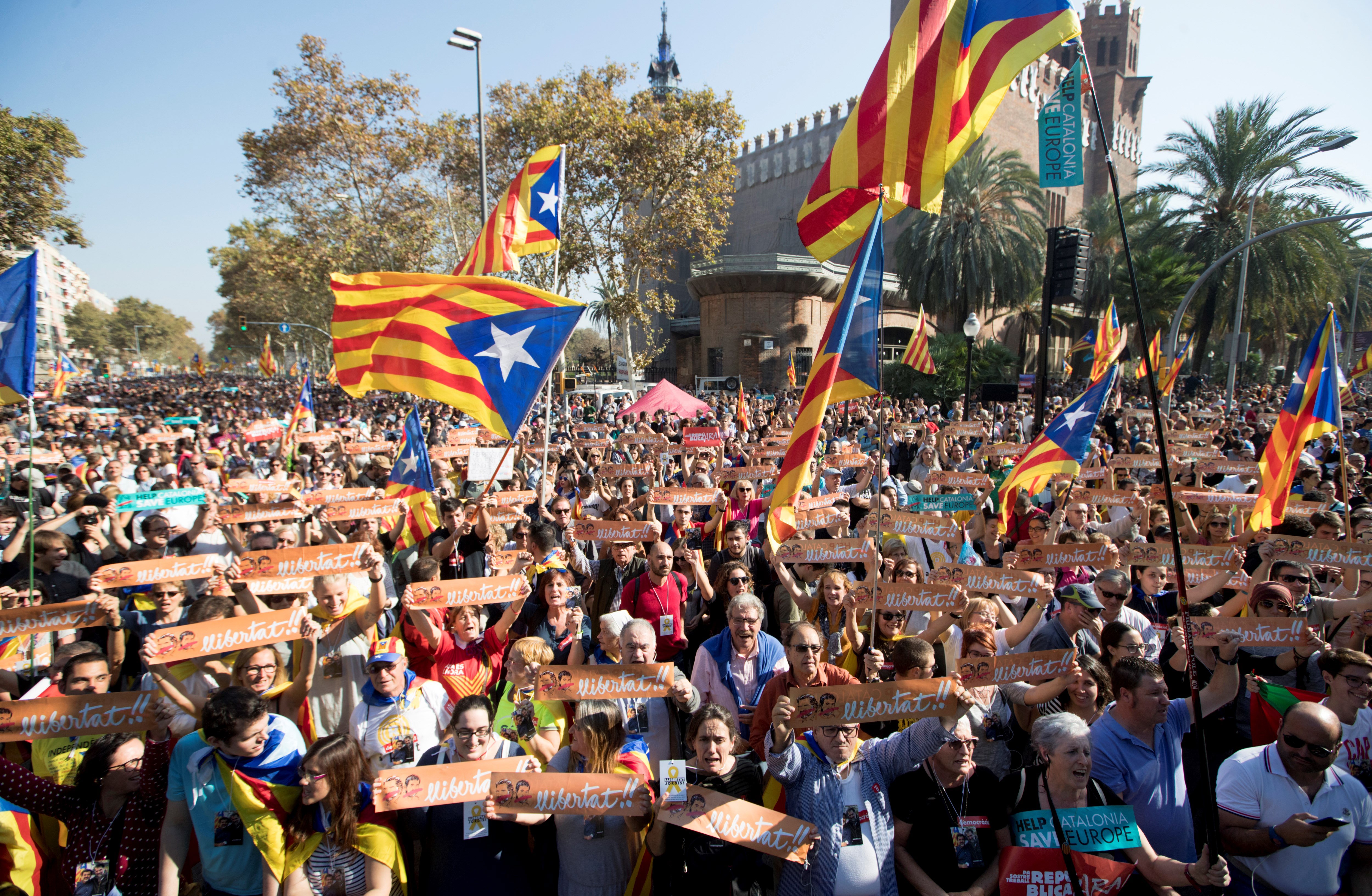 Днес регионалният парламент на Каталуния одобри обявяването на независимост от Испания с тайно гласуване. „Установяваме Каталунската република, независима и суверенна държава под върховенството на закона”, гласи текста на гласуваната резолюция. Испания веднага отвърна с прилагането на член 155 от Конституцията, с който се отнема автономията на областта. Междувременно хиляди хора по улиците на Барселона празнуваха акта за независимост на Каталуния.