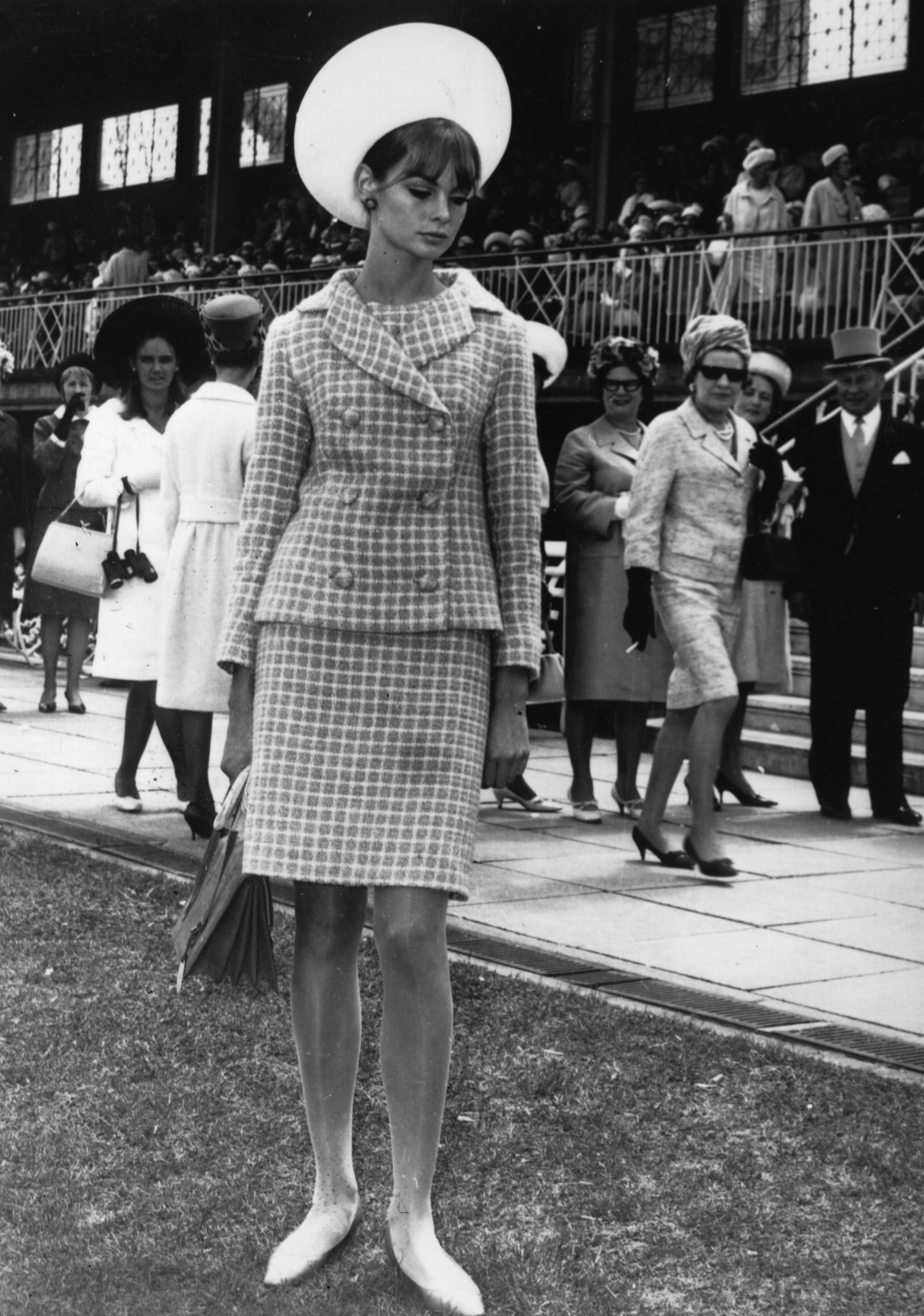 През 60-те в модата започват да се появяват тенденции, които през предните десетилетия са били почти невъзможни. Късите поли започват да навлизат все повече, прочутитет чарлстони са пък истински хит сред мъжете и жените от почти всички възрасти.