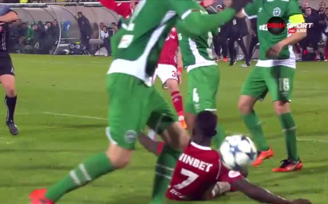 Изключително спорна ситуация в 86 ата минута на двубоя Лудогорец