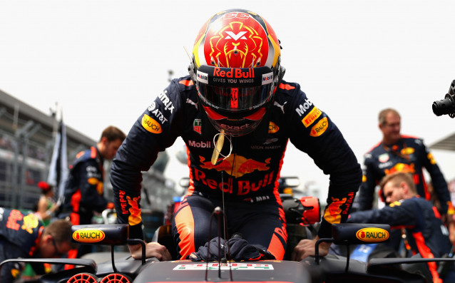 Пилотът на Ред Бул във Формула 1 Макс Ферстапен подхожда