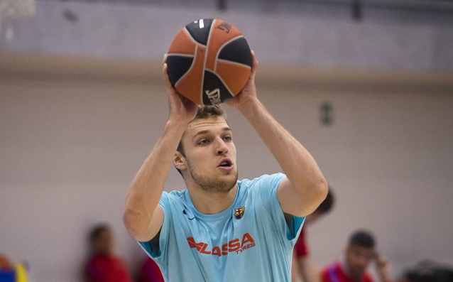 Българският национал Александър Везенков и неговите съотборници от Барселона очакват