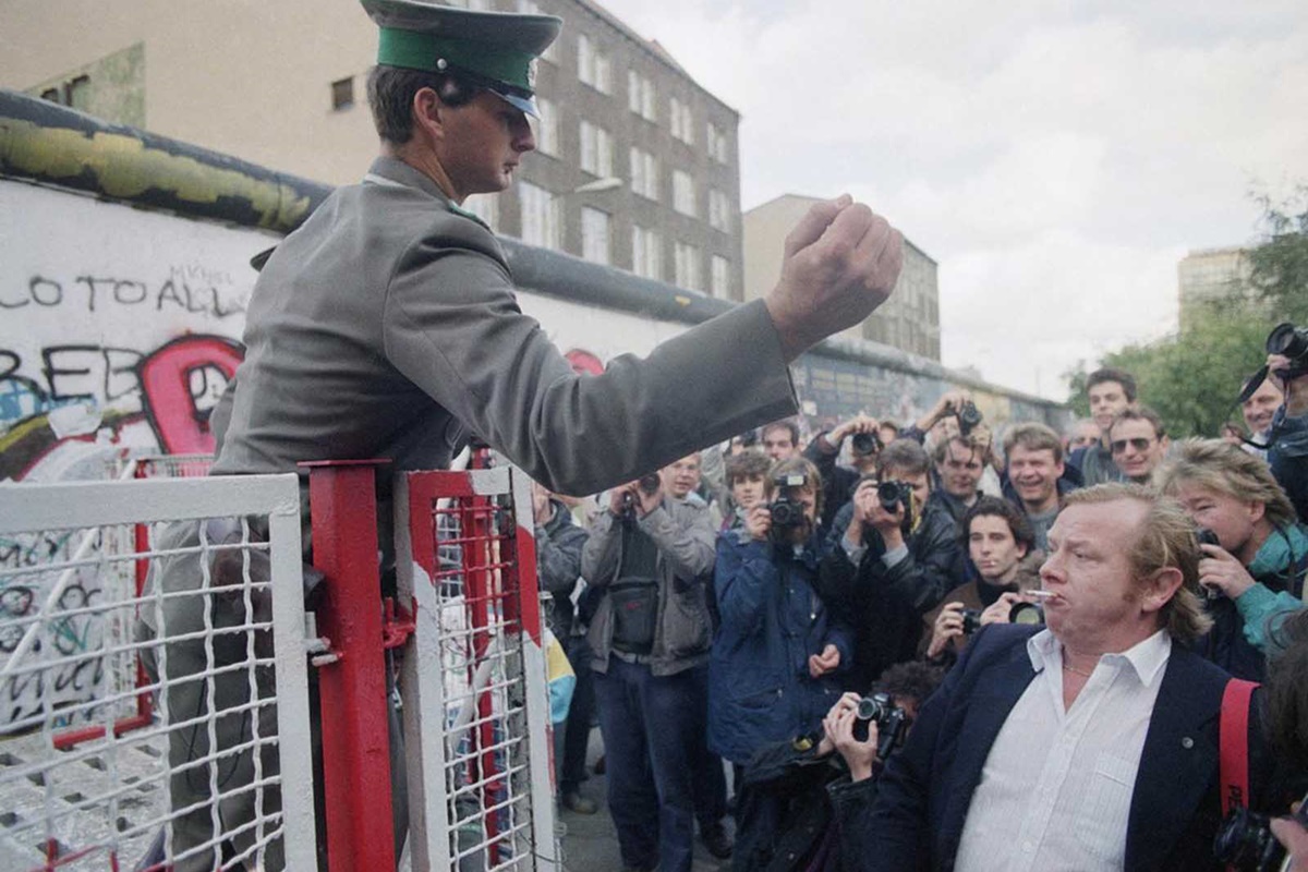 7 октомври 1989 г., военен се опитва да укроти тълпа от протестиращи