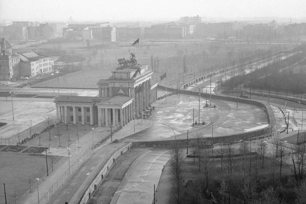 Гледка от покрива на стария Райхстаг, стената около Брандербургската врата