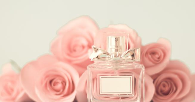 Любовните отношения между жените и техните парфюми е един безкраен