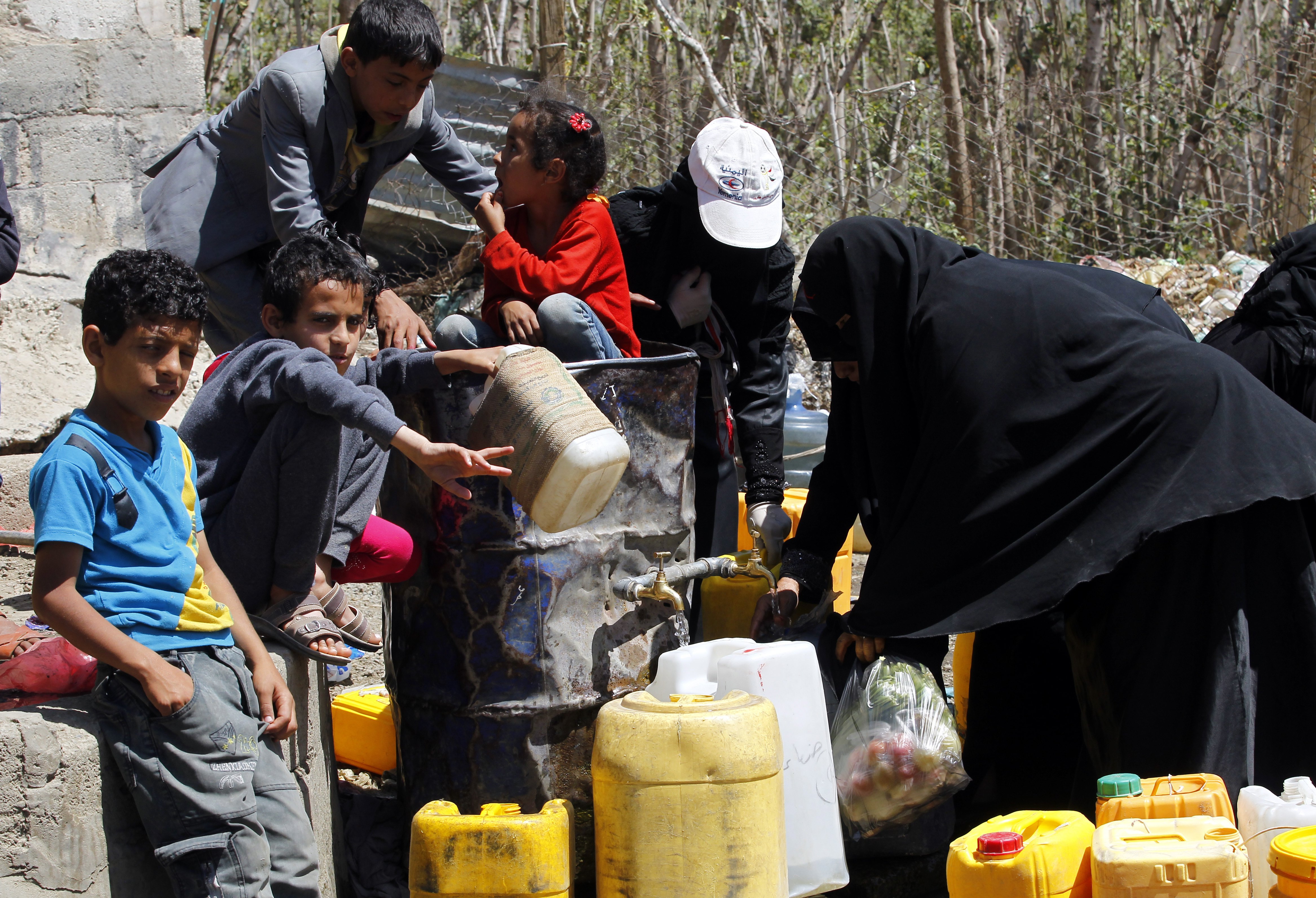Продължаващата над 2 години гражданска война в Йемен причини опасен недостиг на храна и вода в страната, а наред с това доведе и до епидемия от холера