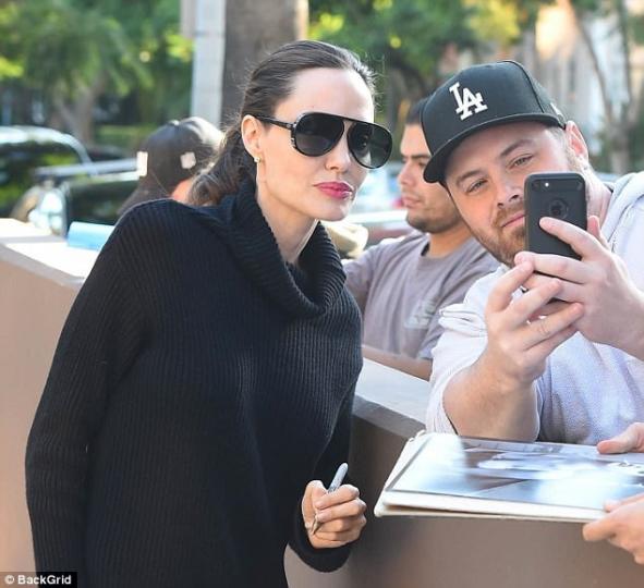 (Твърде) слабата Анджелина - снимка 8