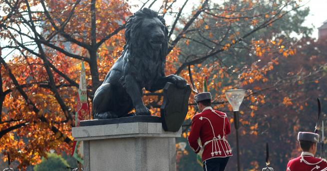 Наново поставената статуя на лъв пред Националния дворец на културата