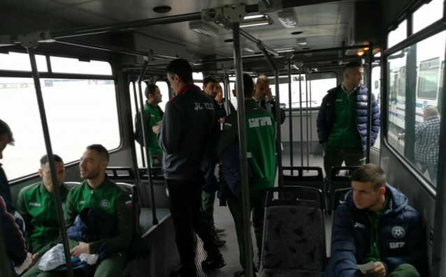 Българският национален отбор пристигна в Лисабон преди минути за контролата