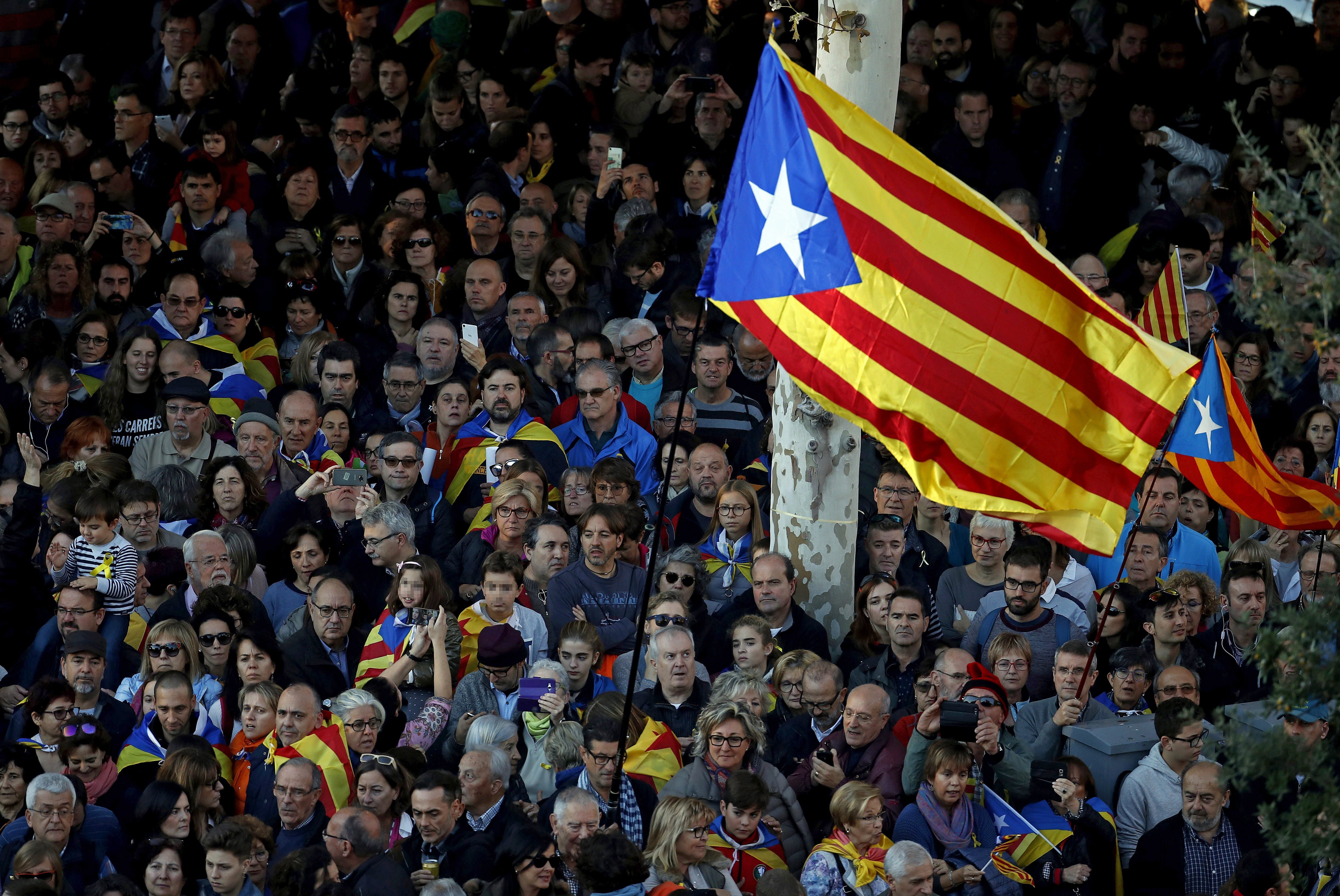 Каталунските депутати гласуваха на 27 октомври обявяването на независимост, след като незаконният референдум от 1 октомври спечели с убедително "да" за разделяне с Испания.