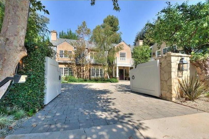 <p>Домът на Адел</p>

<p>Цена: 9.5&nbsp;милиона долара</p>

<p>Локация: Бевърли Хилс, Калифорния</p>