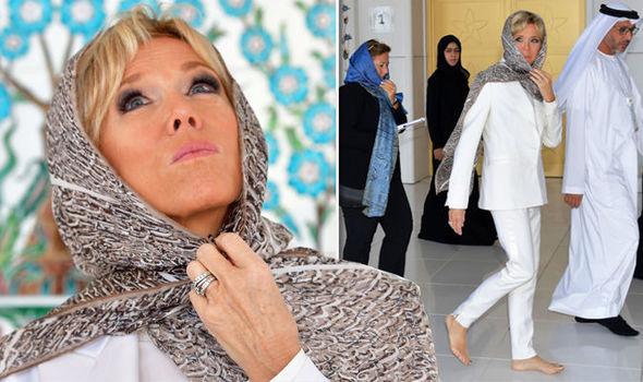 <p>Президентът на Франция Еманюел Макрон и съпругата му Брижит посетиха Абу Даби миналата седмица.</p>

<p>Те посетиха джамията &quot;Шейх Заид&quot;, която е осма по големина в света.</p>