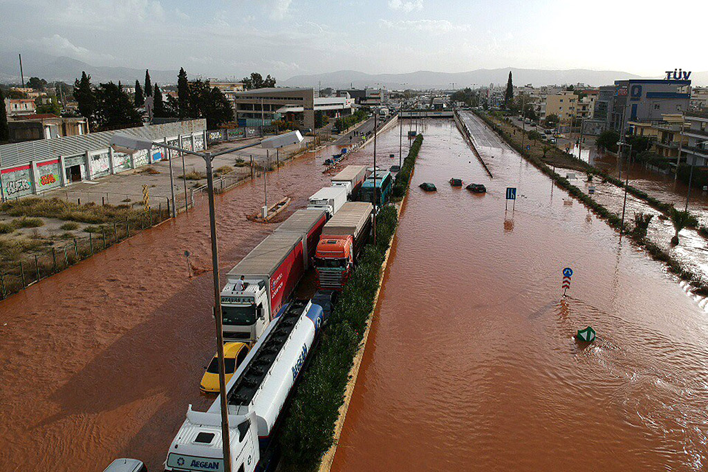 Лошото време засяга части от Гърция вече около седмица, но особено силен порой причини внезапно наводнение, за което местните жители заявиха, че не са били подготвени
