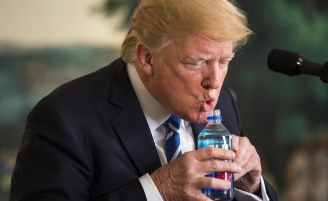 Тръмп пи вода, интернет избухна
