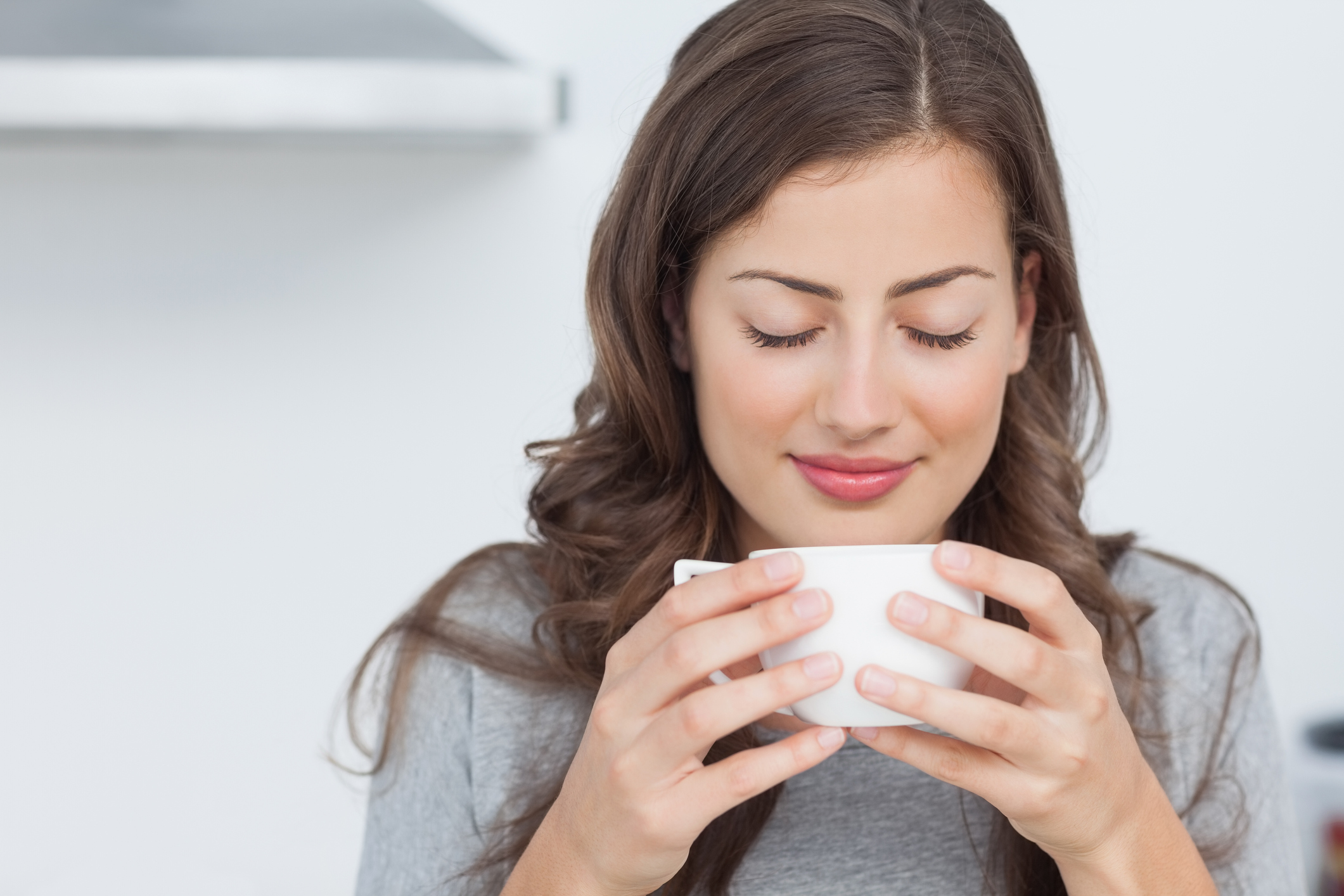 Кафето оставя неприятен дъх. Ето защо е добре да измиете зъбите си след чашата горещо каже, а ако не можете пийте повече вода. 