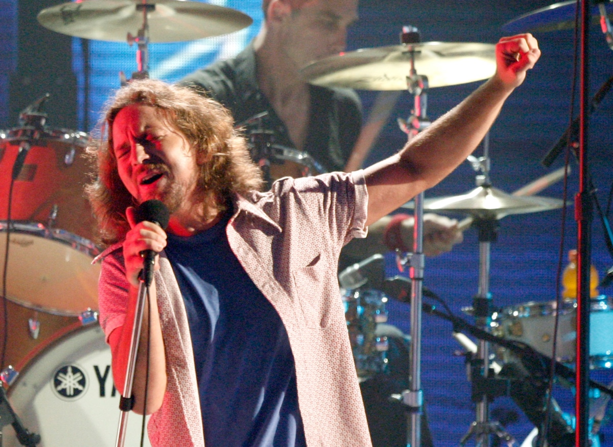Pearl Jam са още една от култовите банди на 90те. Те искат да бъдат запомнени не с видеата си. А с посланията, които отправят с музиката си. Които, както се досещате, не навяват оптимизъм.