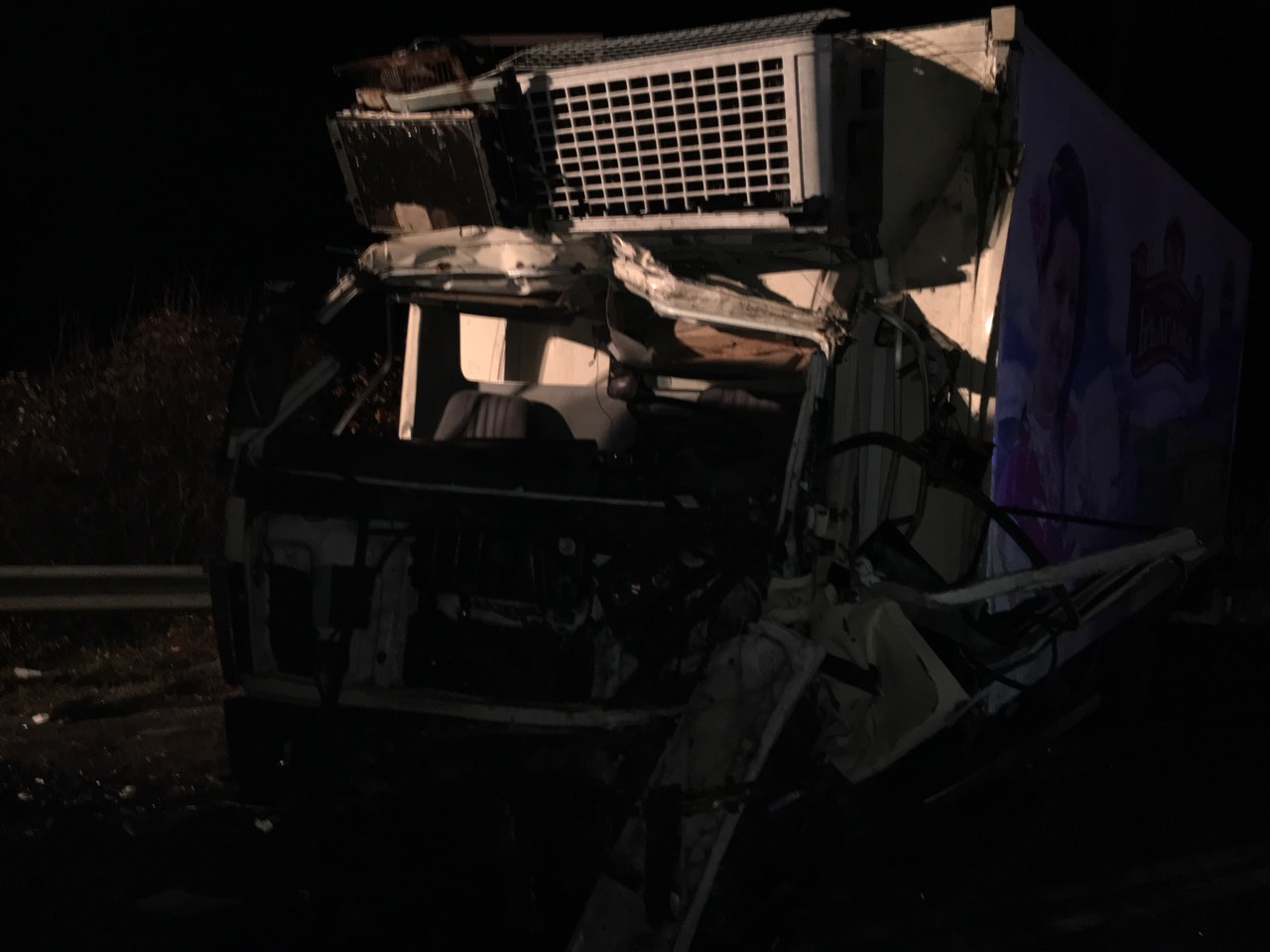 Шест души загинаха на място, още трима по-късно, при челен удар между бус и камион на пътя София - Варна. Ранените са 20.