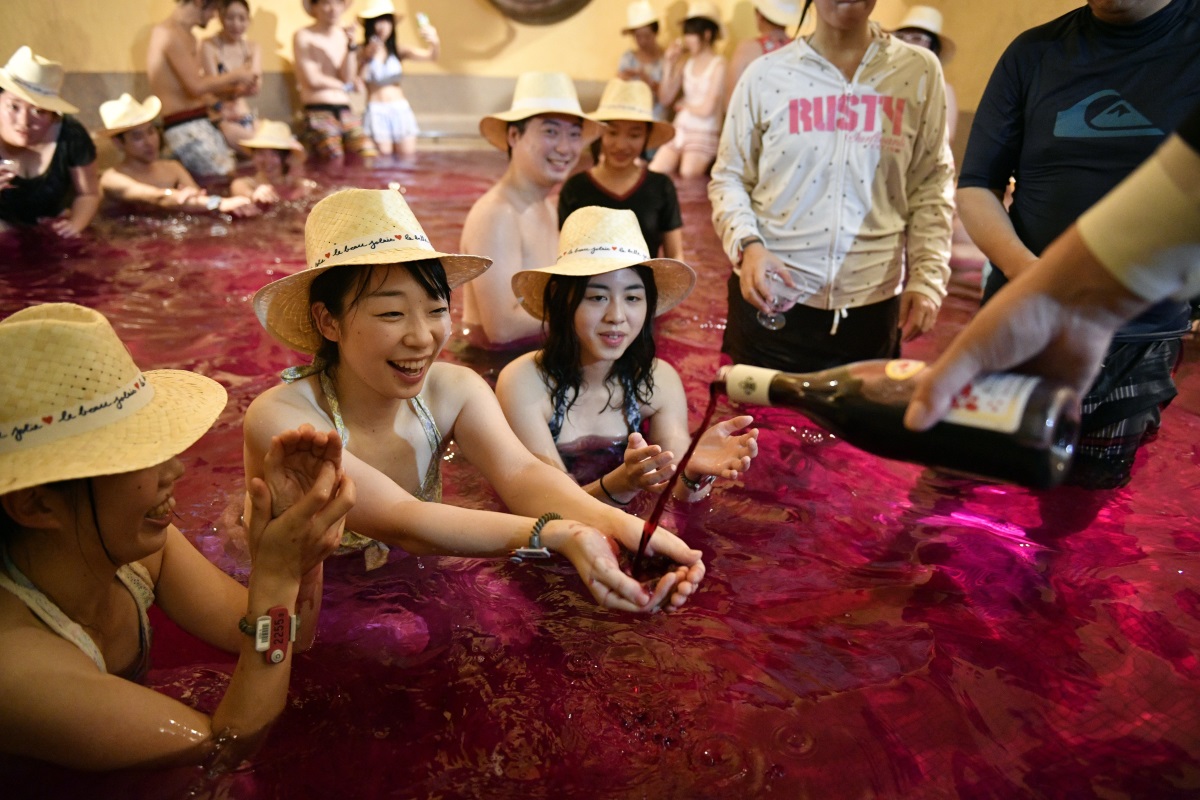 В минерален басейн в японския град Хакон посрещат Новото божоле - празникът на младото френско вино се отбелязва всяка година в третия четвъртък на ноември
