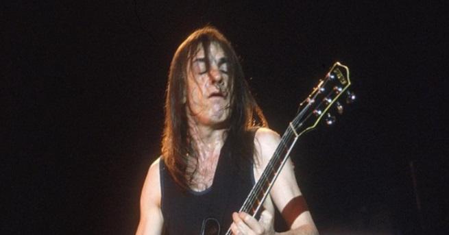 Китаристът на AC/DC Малкълм Йънг почина на 64-годишна възраст. Йънг
