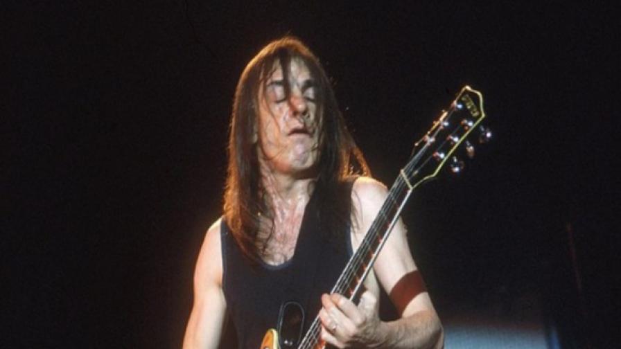 Почина китаристът и основател на AC/DC Малкълм Йънг
