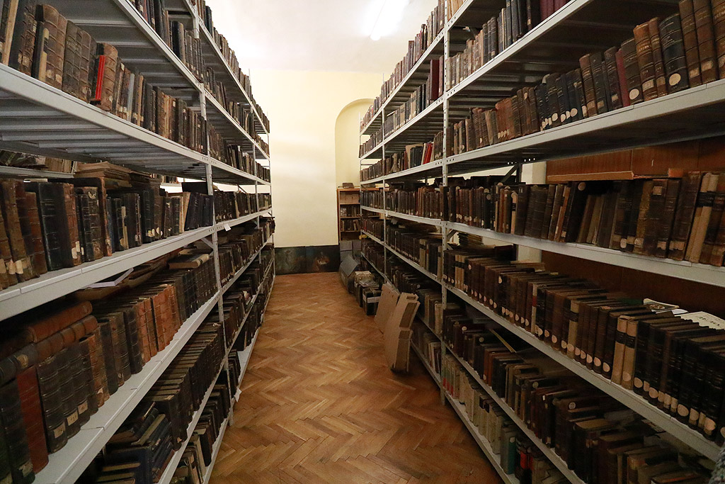 Училището разполага със своя собствена библиотека. В нея има книги от 17-ти, 18-ти век.