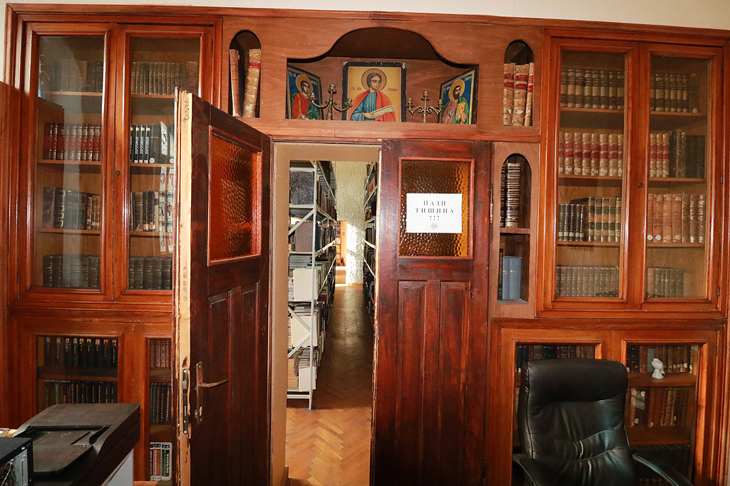 Училището разполага със своя собствена библиотека. В нея има книги от 17-ти, 18-ти век.