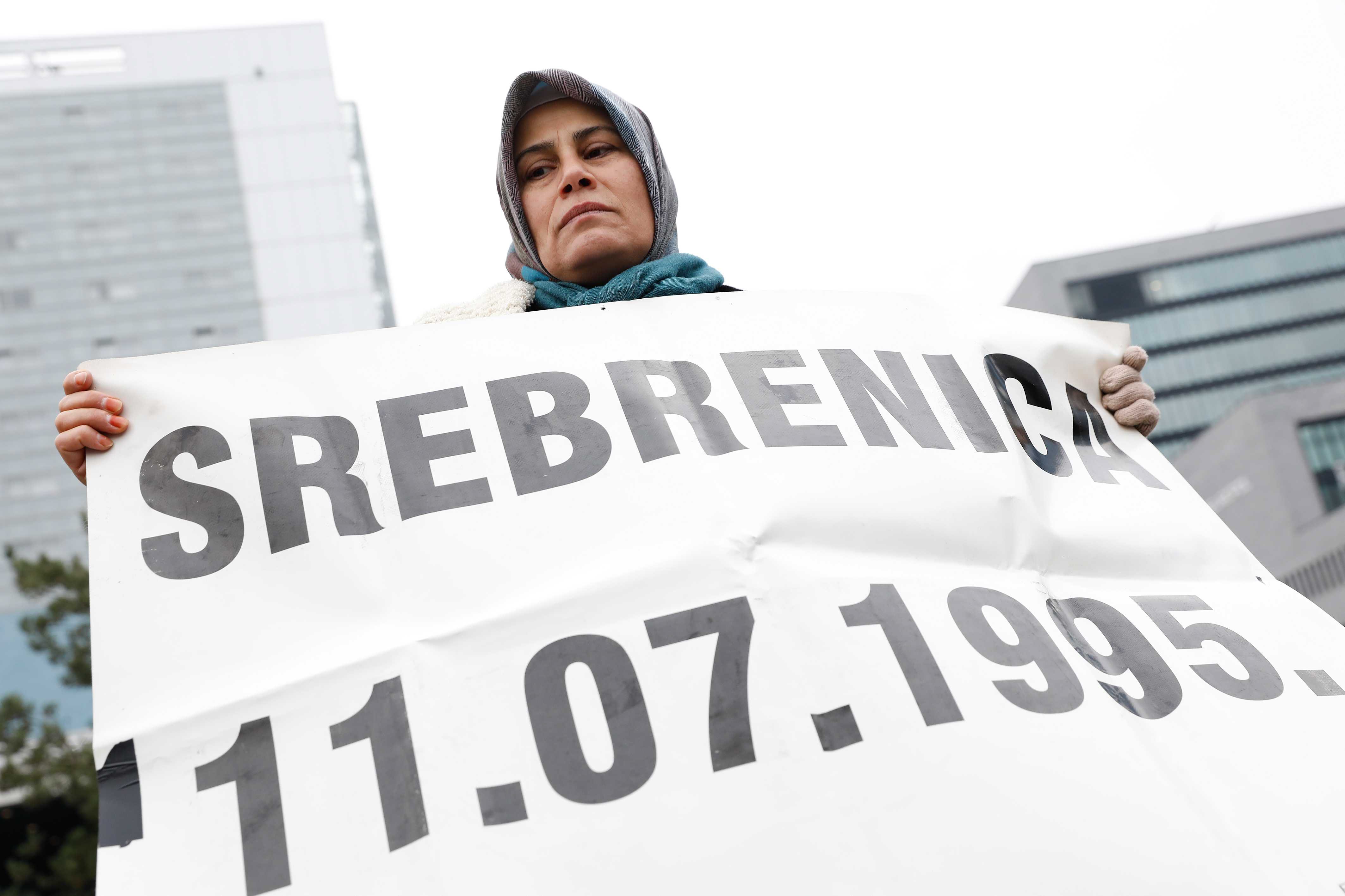 Като военен командир на босненските сърби Младич е пряко отговорен за клането в гр. Сребреница. През юли 1995г. там са убити няколко хиляди мюсюлмански мъже и момчета