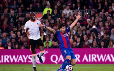 Валенсия без треньора си, Барса без Пике и май без Суарес в дербито на върха