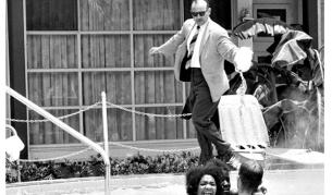 1964: Мъж изсипва киселина в басейн с тъмнокожи