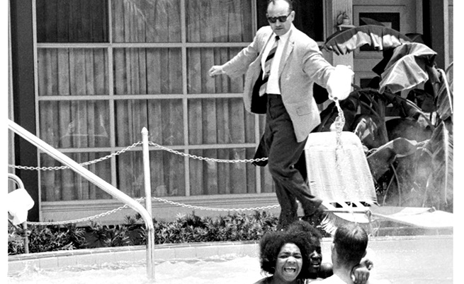  1964: Хотелиер изсипва киселина в басейн с плуващи тъмнокожи 
