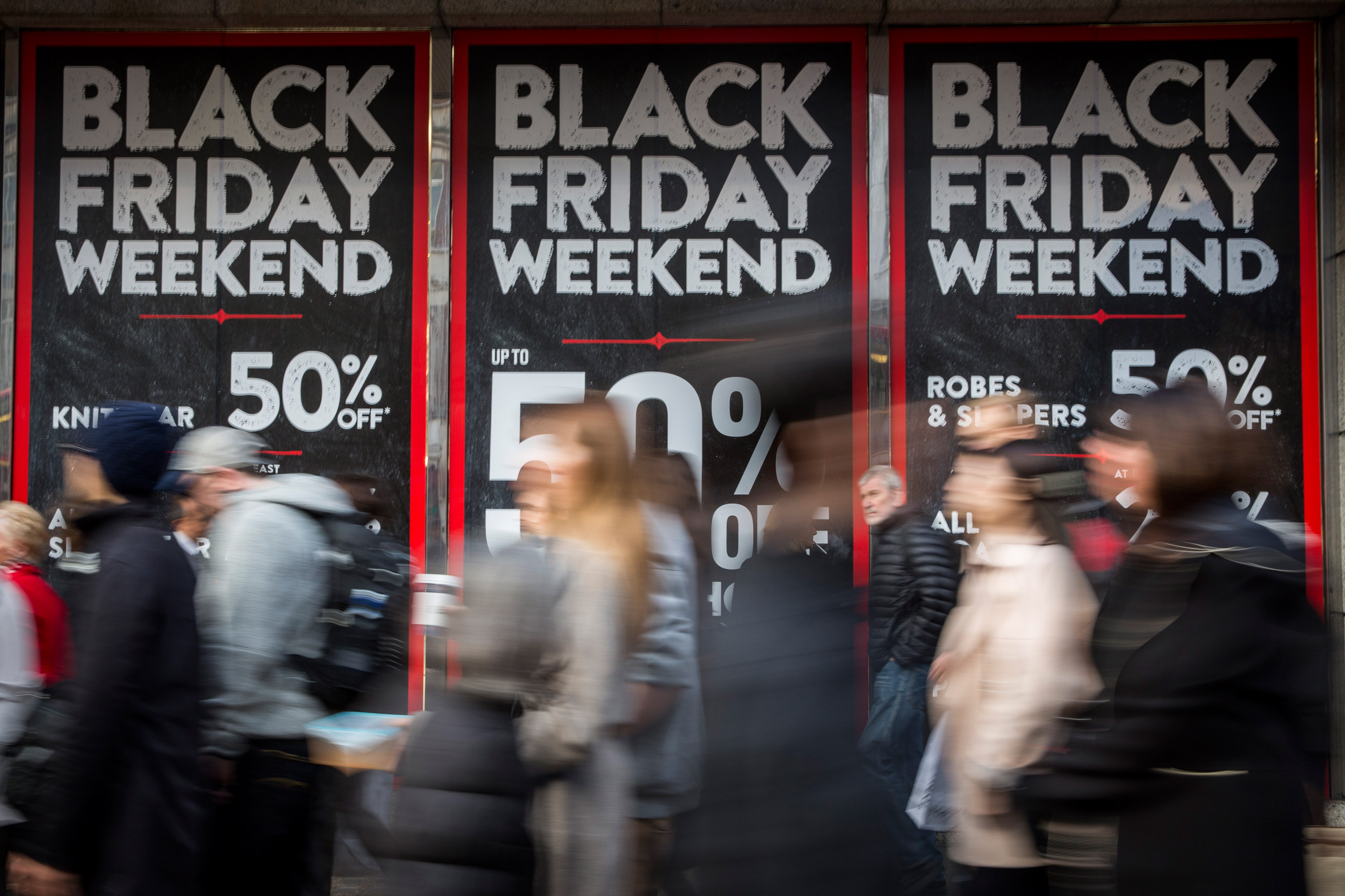 Петъкът след Деня на благодарността в САЩ е т.нар. "Black Friday" - официално откриване на коледния пазарен сезон и повод за големи отстъпки в търговските вериги. Комбинацията води до истерично пазаруване, на което можем да си изберем с какво око да гледаме