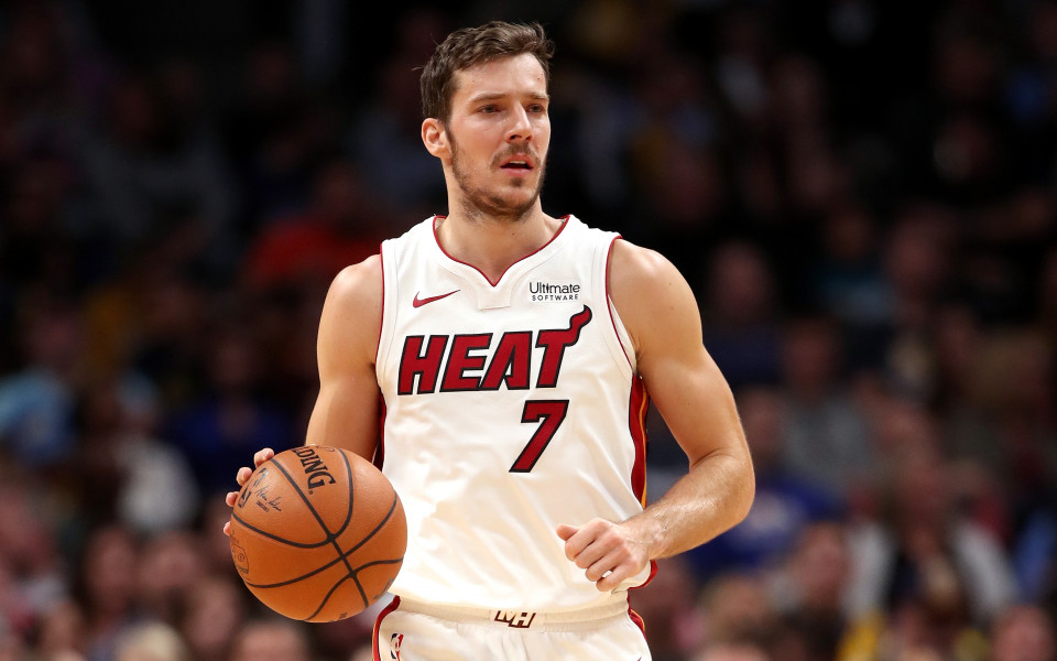 Гардът Горан Драгич и центърът Бам Адебайо от Маями Хийт