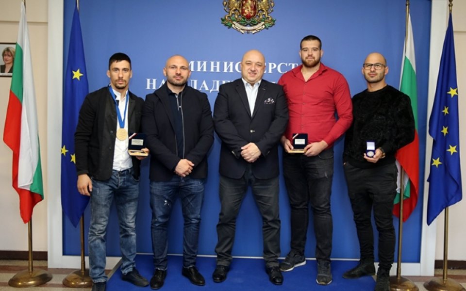 Министър Кралев връчи почетни медали на световните шампиони по ММА