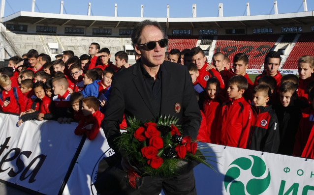 Стотици деца от школата на Локомотив Сф посрещнаха радушно легендата