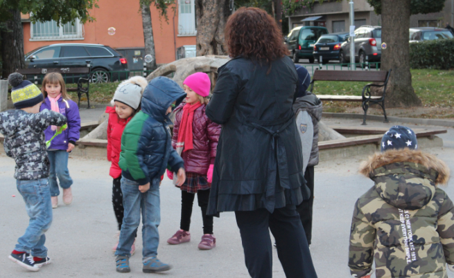  Дарителката на УНИЦЕФ Нели Георгиева посещава детска площадка, където Мартин играе със своите връстници. Източник: УНИЦЕФ България 