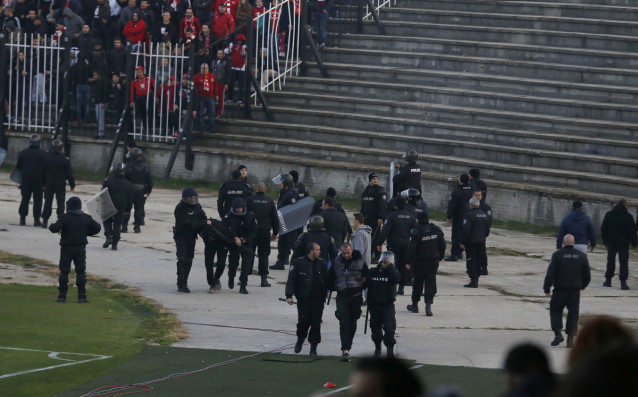 Неприятните сцени на стадион Локомотив в Пловдив които съпътстваха дербито