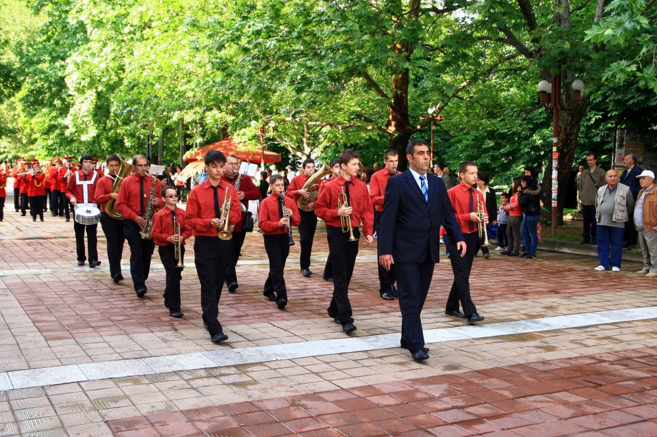 На 23 ноември Младежкият духов оркестър отпразнува 10-годишнината си с изключително емоционален концерт. В него са взели участие десетки възпитаници на полицай Бенков през годините.