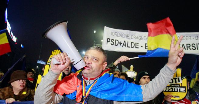Десетки хиляди излязоха снощи по улиците в Румъния на протест