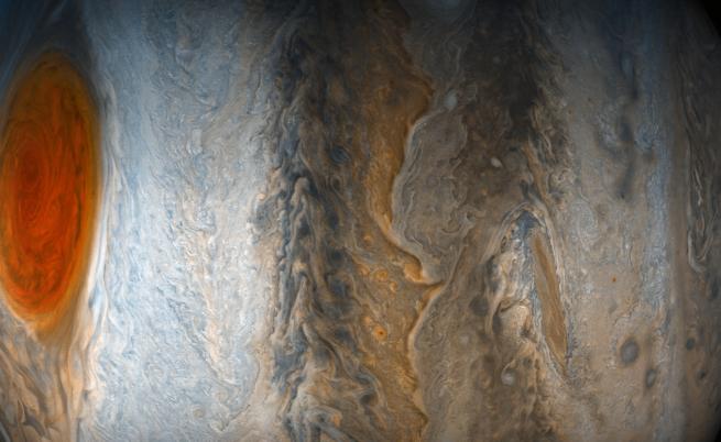 Юпитер, сниман от сондата Juno.