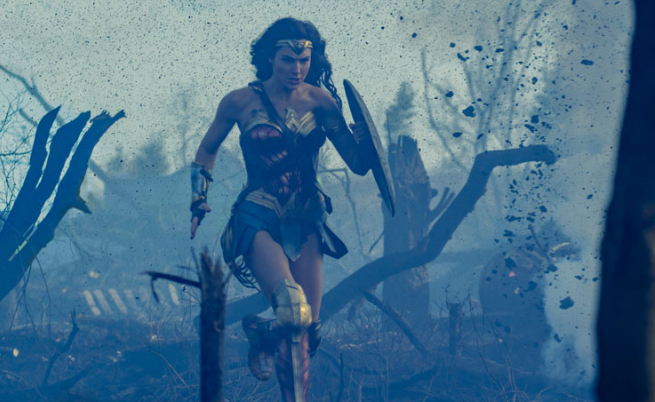 4. Wonder Woman / „Жената Чудо“ - Пати Дженкинс написа нова глава от историята на световната попкултура с първия пълнометражен игрален филм за супергерой от женски пол. Лентата счупи повече финансови рекорди, отколкото бих могъл да изброя тук, но и представи на световната публика модерна, силна, уязвима, емоционална и ненатрапчиво феминистка версия на най-великата комиксова супергероиня, изиграна с всепокоряващ чар и изумителна автентичност от ослепителната Гал Гадот. Екранните ѝ приключения бяха направени още по-интересни от присъствието и добрите представяния на Крис Пайн, Кони Нилсен, Робин Райт и редица други в поддържащите роли, както и от манипулативен и логически издържан злодей.