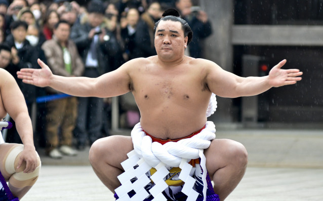 Великият шампион в сумото Харумафуджи се оттегли от спорта след