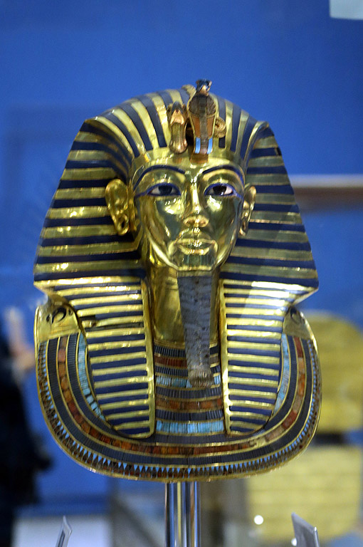 Египетският музей отбелязва своята 115-та годишнина. Около 60 златни парчета от колесницата на Тутанкамон бяха показани за първи път като част от честването на годишнината. Египетският музей в Кайро е основан през 1902 г. и е домакин на повече от 120 хиляди артефакти