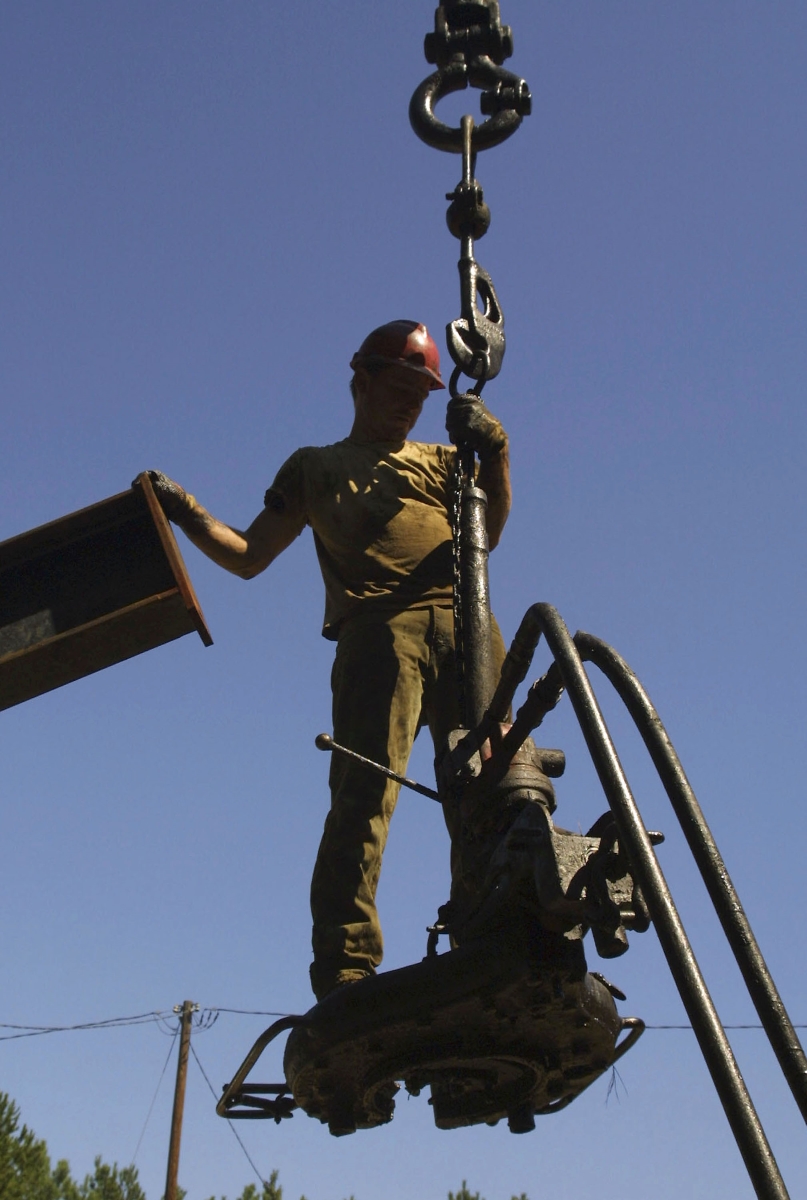 Работниците на нефтени платформи също ежедневно рискуват живота си.